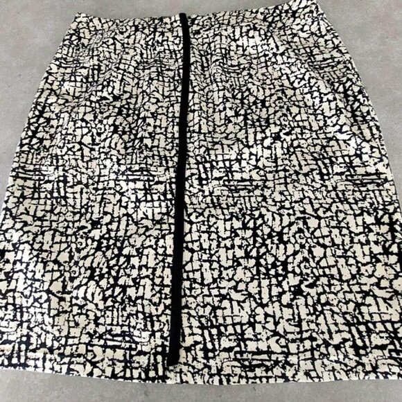 Lovely Chic Black & Ivory Crackle Pattern Pencil Skirt - Picture 5 of 6